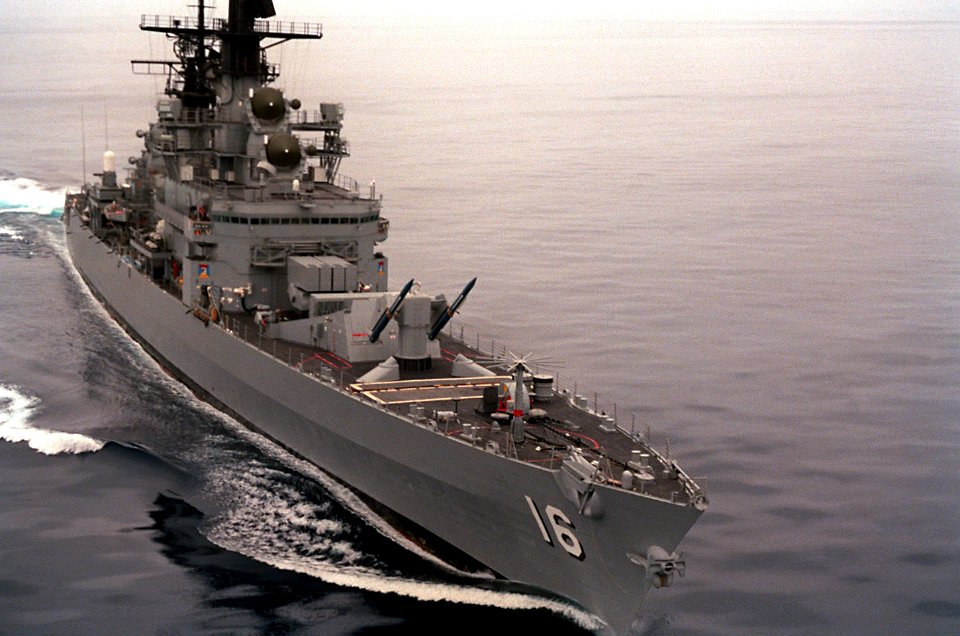 USS Leahy (CG-16) underway off the coast of Southern California on 11 April 1989 (6449886)