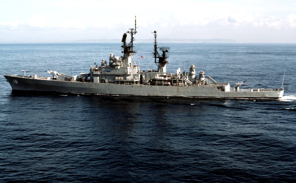 USS Leahy (CG-16) underway at sea on 17 January 1983 (6408652)