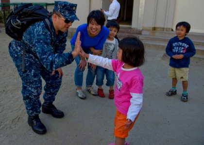 USS Lake Erie sailors give back 140414-N-CG241-057 photo