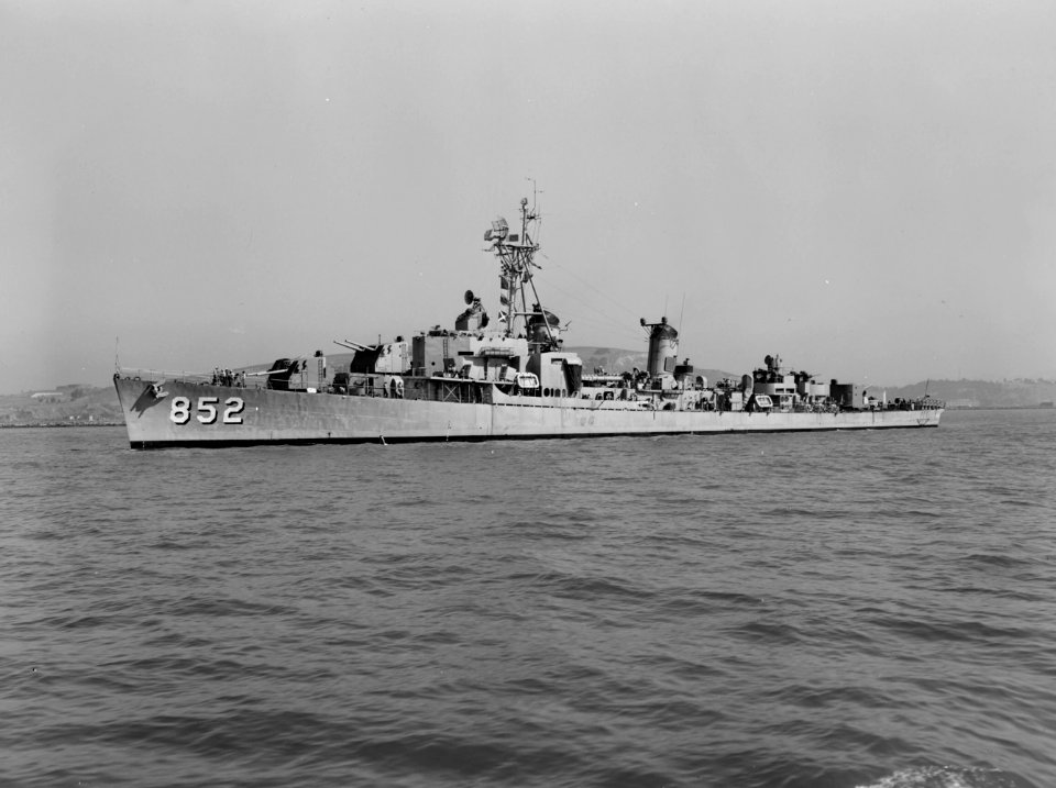 USS Leonard F. Mason (DD-852) underway on 26 September 1950