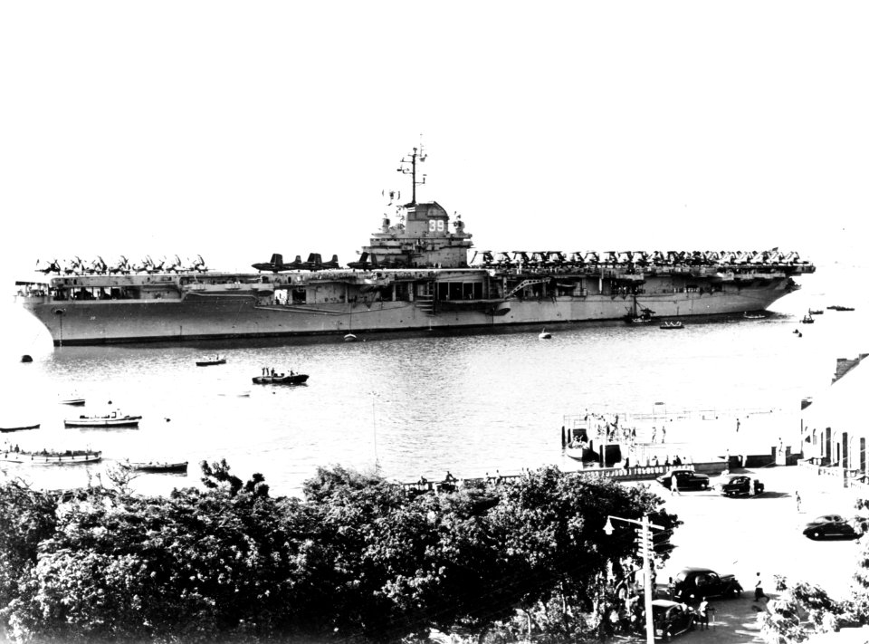 USS Lake Champlain (CVA-39) at anchor in Aden harbour, 18 May 1953 (NH 95918)