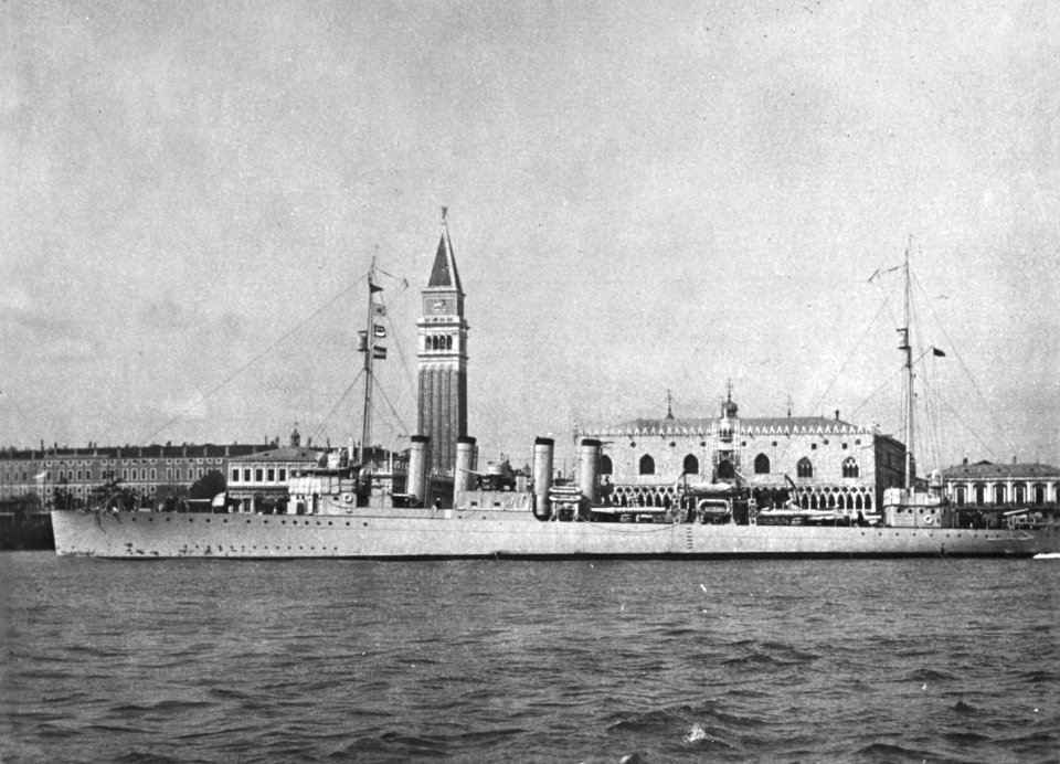 USS Lansdale (DD-101) at Venice, Italy in 1919 (NH 51246)