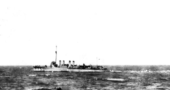 USS Laub (DD-263) receiving mail at sea, 16 September 1919 (NH 60641)