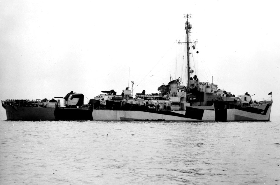 USS Leland E. Thomas (DE-420) underway off New York City (USA) on 8 November 1944 (L45-163.03.01)