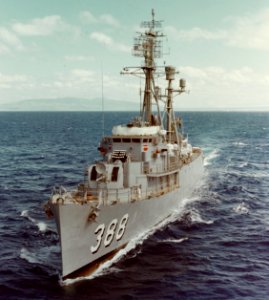 USS Lansing (DER-388) underway off the coast of Oahu on 16 November 1963 (KN-7281)
