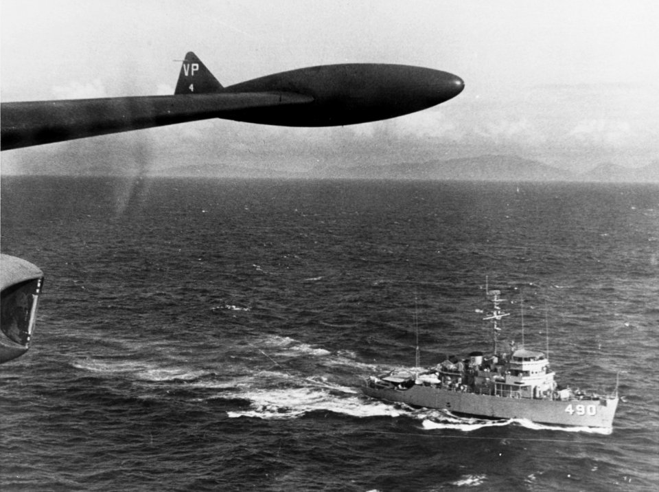 USS Leader (MSO-490) off Vietnam in 1965