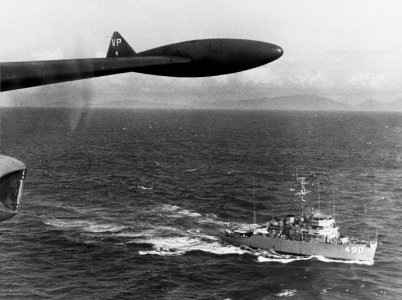USS Leader (MSO-490) off Vietnam in 1965