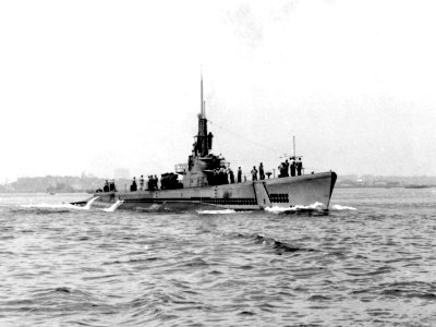 USS Ling (SS-297) underway in June 1945