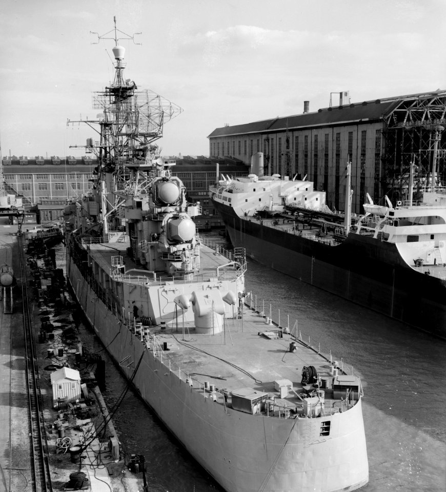 USS Little Rock (CLG-4) at New York Shipbuilding, Camden, on 19 December 1959 (7578042)