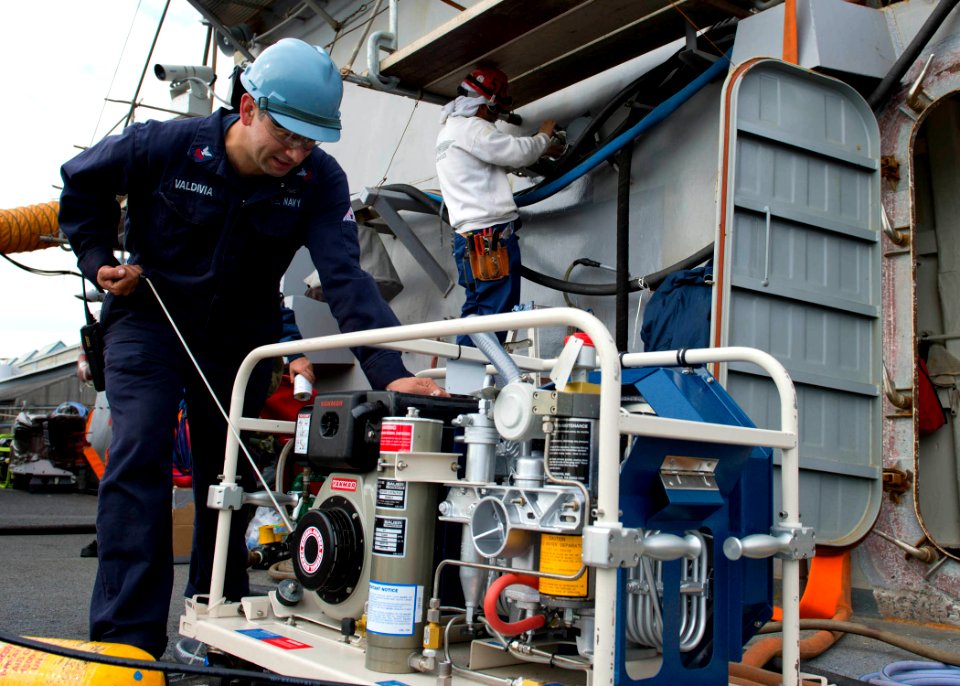 USS Lassen sailor training 121105-N-CG241-139