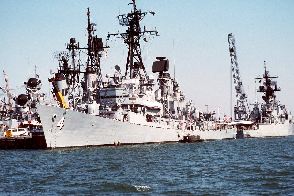 USS Lawrence (DDG-4) and USS McCloy (FF-1038) at Naval Station Norfolk, Virginia (USA), on 10 October 1988 (6442916)