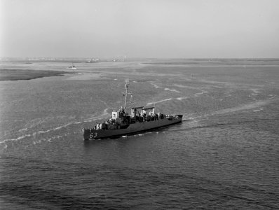 USS Lloyd (APD-63) underway off Charleston, South Carolina (USA), on 18 December 1953