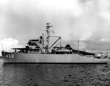 USS Lucid (MSO-458) underway, in the 1950s (NH 51462)