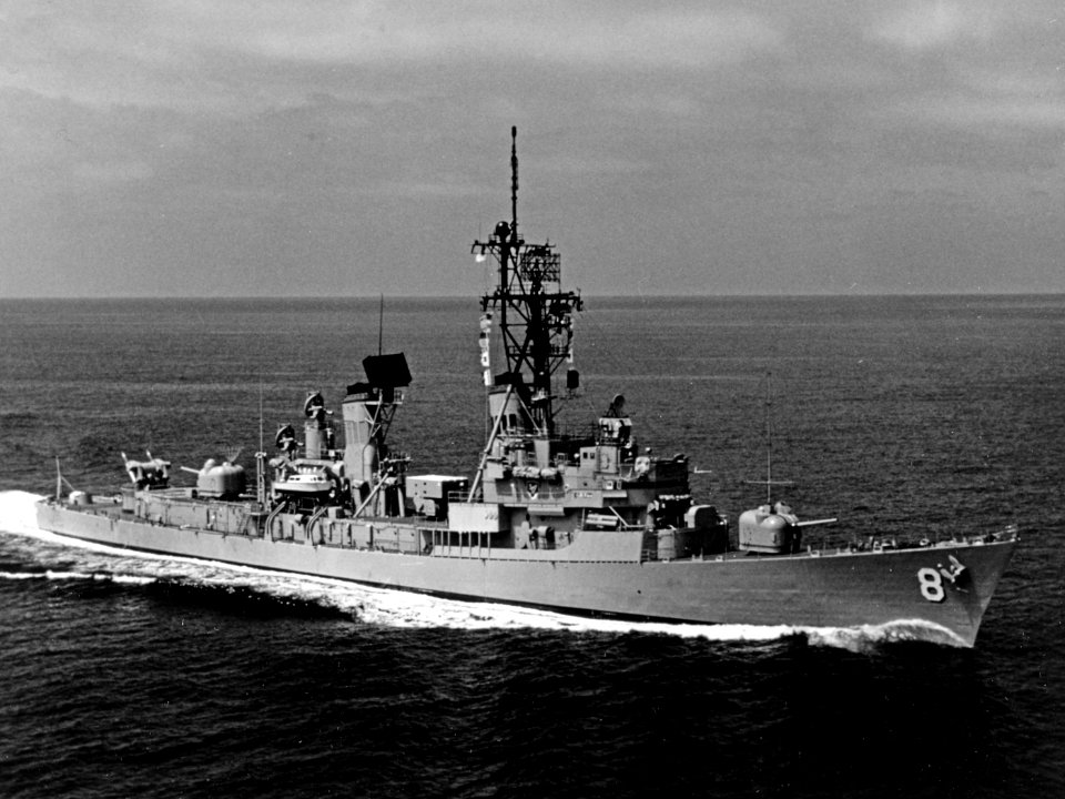 USS Lynde McCormick (DDG-8) underway in the Pacific Ocean on 4 January 1977 (K-116606)