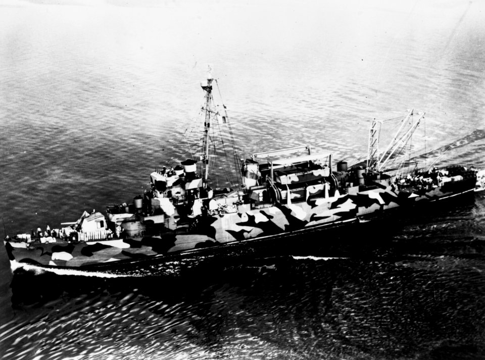 USS Lloyd (APD-63) underway off the Philadelphia Naval Shipyard on 15 September 1944 (NH 92289)