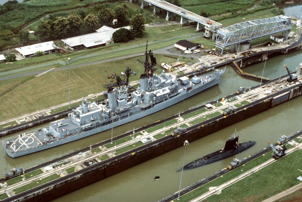 USS Macdonough (DDG-39) and USS Scamp (SSN-588) in Panama Canal lock 1984