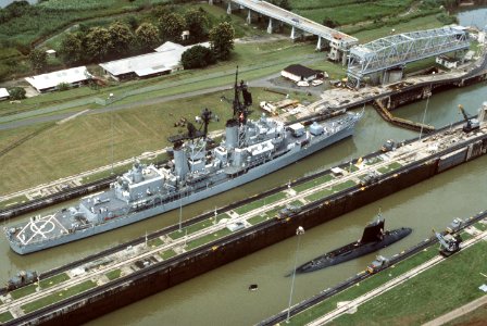 USS Macdonough (DDG-39) and USS Scamp (SSN-588) in Panama Canal lock 1984