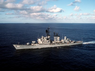 USS MacDonough (DDG-39) underway in the Atlantic Ocean on 12 August 1988 (6442967)