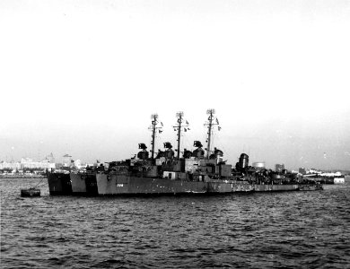 USS Lyman K. Swenson (DD-729) and USS De Haven (DD-727) moored at San Diego, California (USA), circa in 1945-1946 (NH 89289)