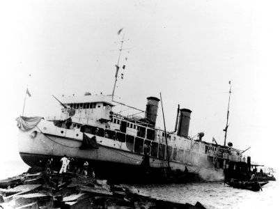 USS Luzon (PR-7) aground on the Yangtze River, 1929 (NH 95401)