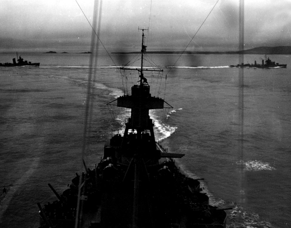 USS Louisville (CA-28), USS Lansdowne (DD-486) and USS Hughes (DD-410) off Kiska, Alaska (USA), 6 July 1943 (NH 97914)
