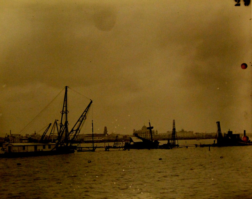 USS Maine (ACR-1), raising her wreck in Havana Harbor, Cuba, November 29, 1910 (21904572521)