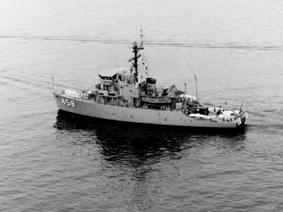 USS Lucid (MSO-458) underway in the Pacific Ocean in February 1970
