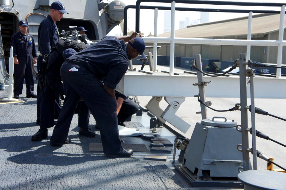USS Mahan (DDG 72) 141015-N-IQ136-002 (15594627640)