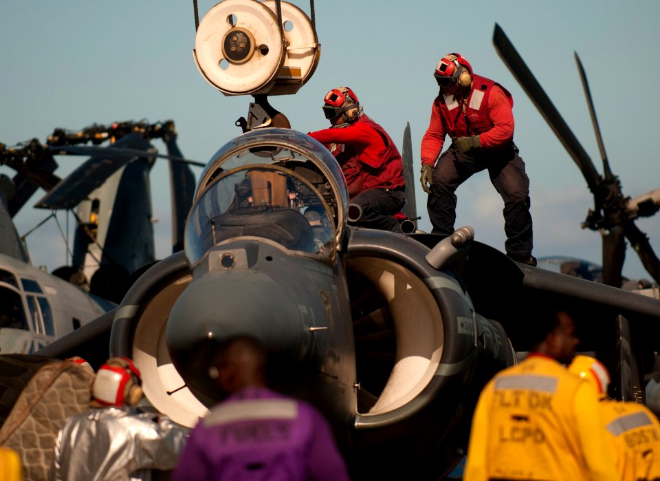 USS Makin Island action 120615-N-PB383-198