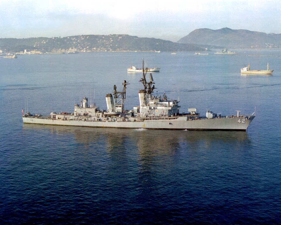 USS Mahan (DDG-42) anchored off Toulon, France, on 12 November 1979 (6349051)