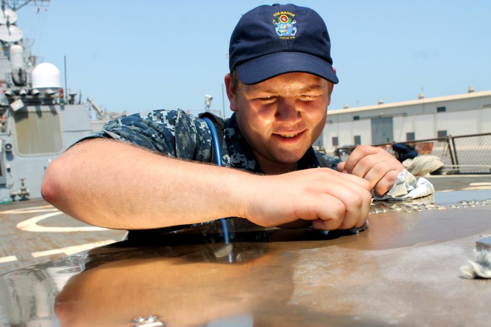 USS Mahan (DDG 72) 140915-N-SQ175-001 (15142967978)
