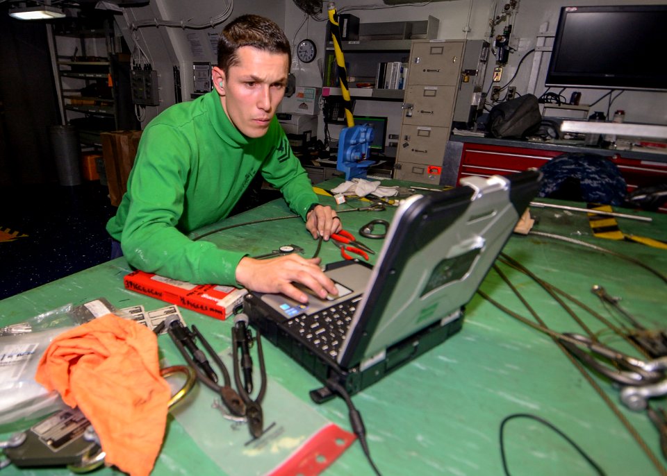 USS Makin Island sailor conducts maintenance 140516-N-GT710-147