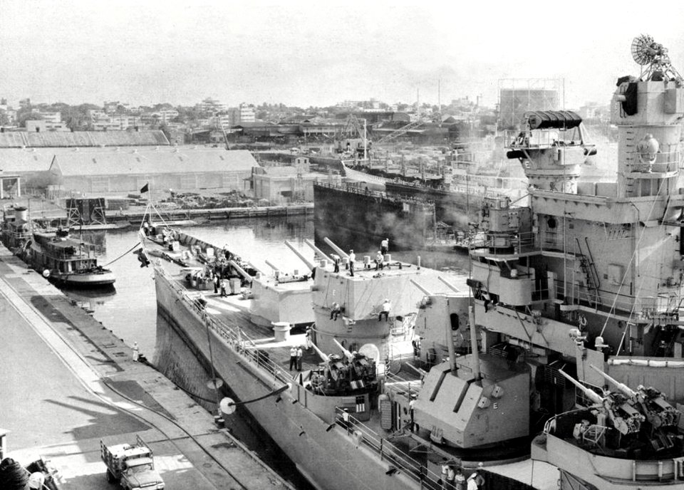 USS Macon (CA-132) docked at San Juan, Puerto Rico (USA), in January 1960