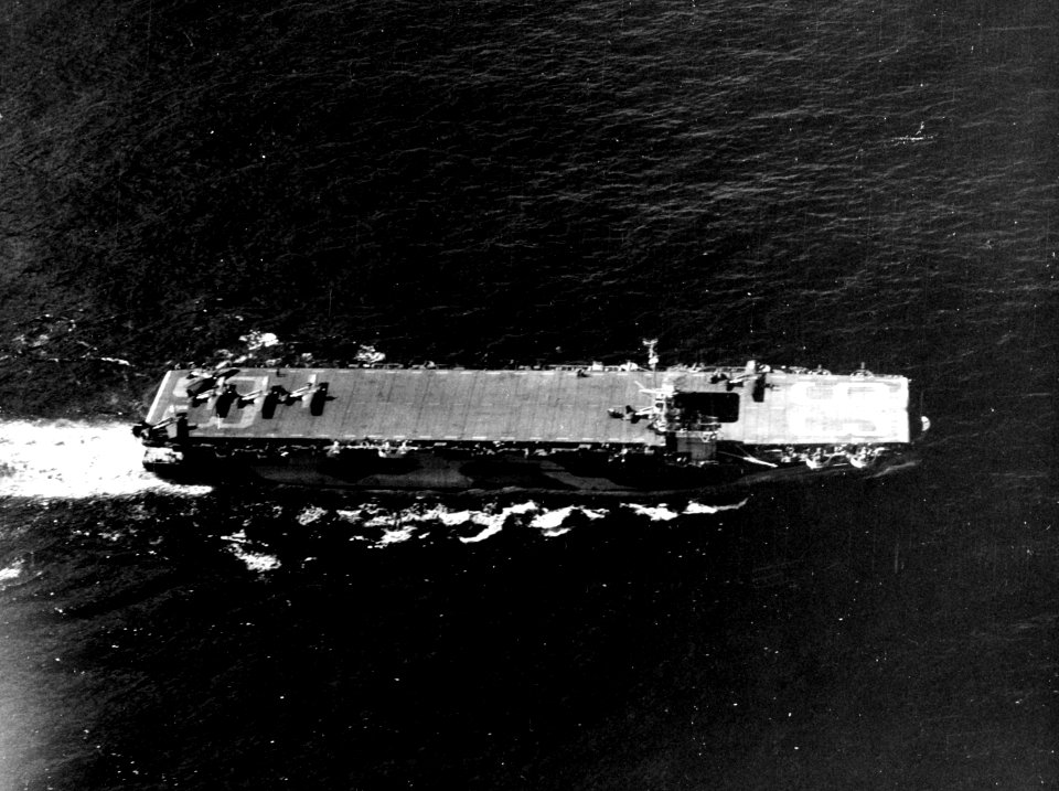 USS Makin Island (CVE-93) underway in the Pacific Ocean on 18 November 1944 (NH 99120)