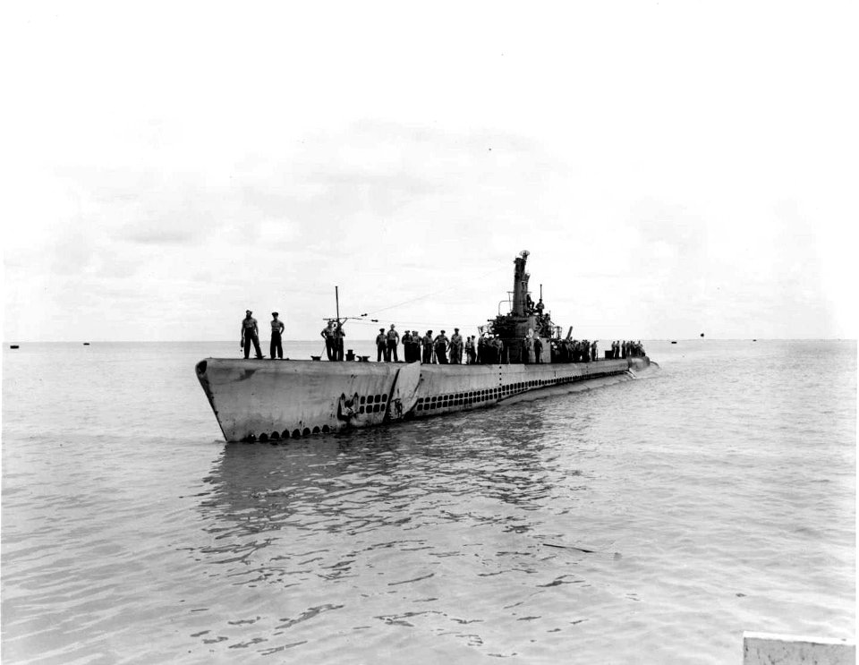 USS Manta (SS-299) entering port on 10 September 1945