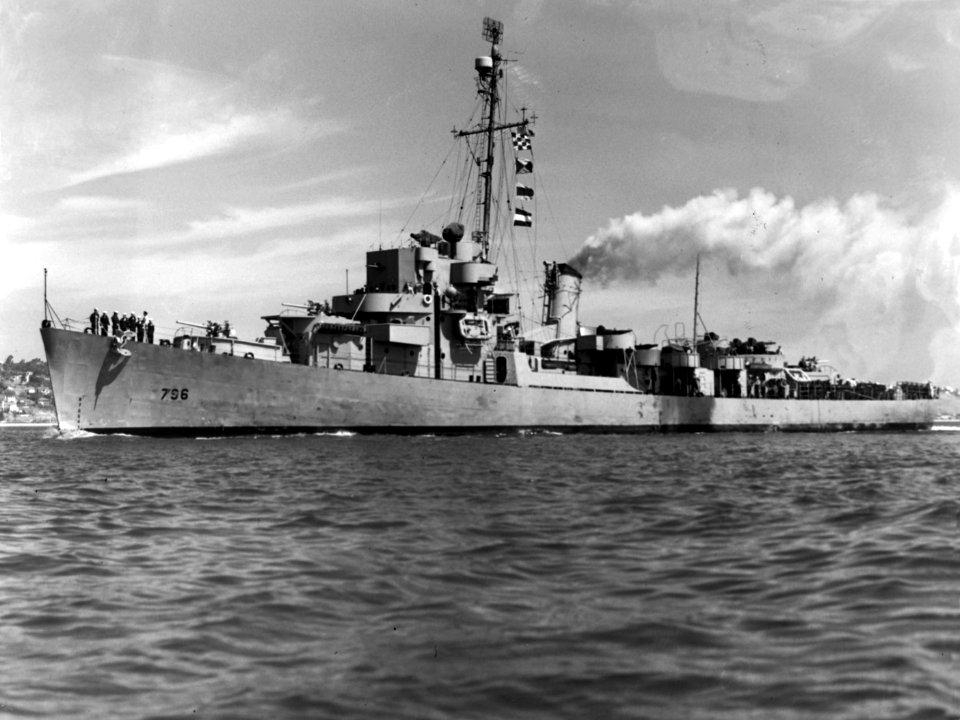 USS Major (DE-796) underway, circa in 1944 (L45-173.01.02)