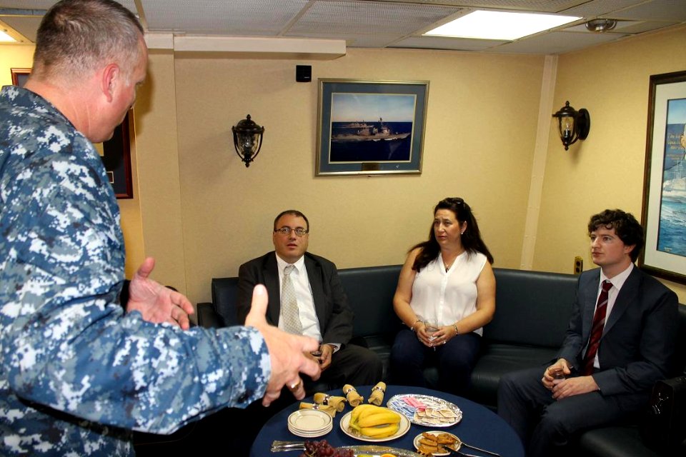 USS Mahan (DDG 72) 141023-N-SQ175-002 (15754129676)
