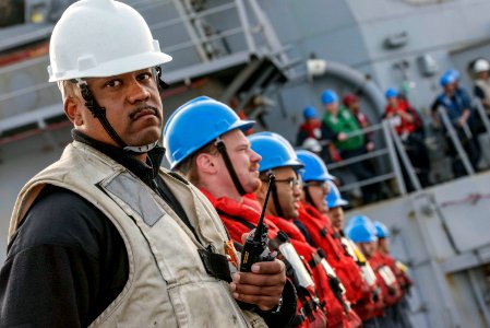 USS Mahan conducts a replenishment-at-sea. (31424287734)