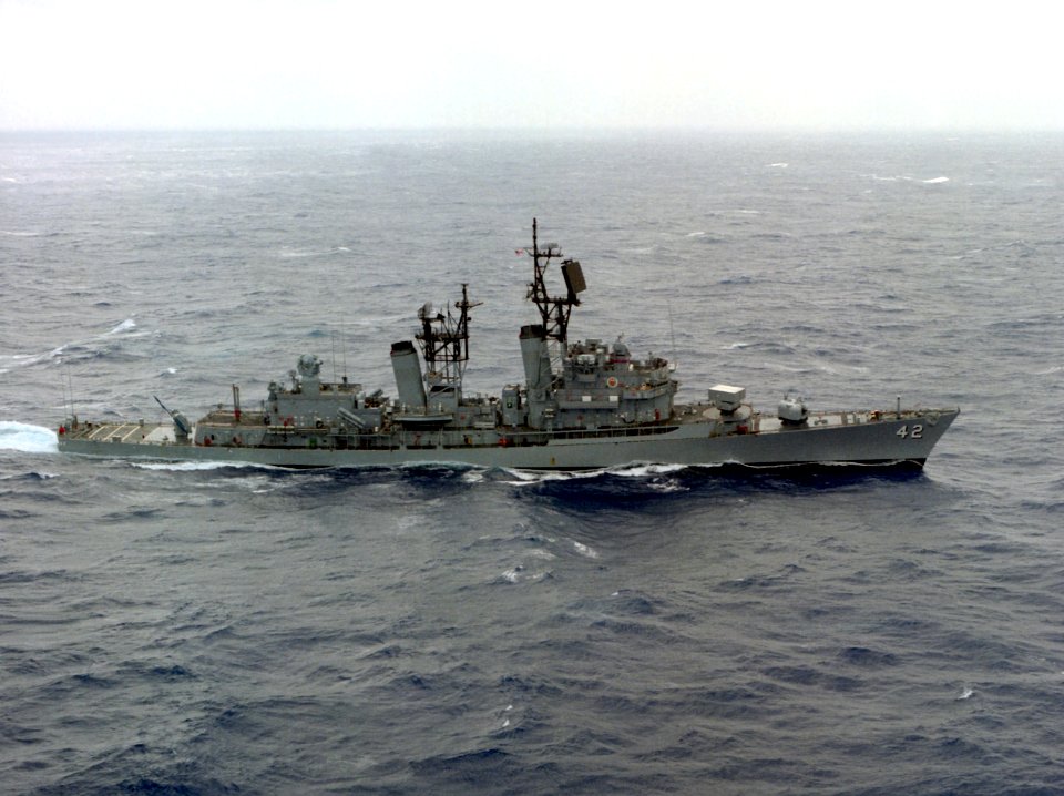 USS Mahan (DDG-42) underway in the Atlantic Ocean on 1 May 1989 (6483188)