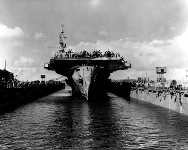 USS Makin Island (CVE-93) enters floating drydock ABSD-6 at Guam on 8 June 1945 (NH 99118)