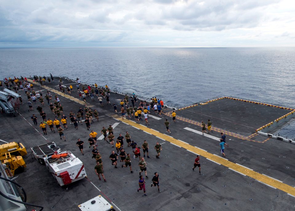 USS Makin Island Thanksgiving 5K 161124-N-TN558-010