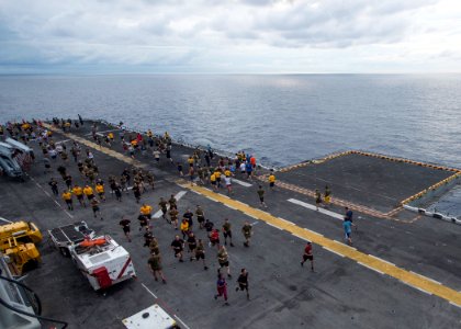 USS Makin Island Thanksgiving 5K 161124-N-TN558-010