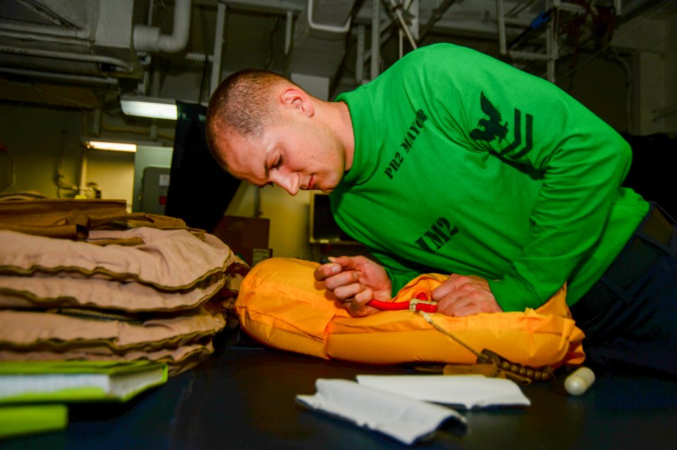 USS Makin Island sailor performs maintenance 140814-N-GT710-282