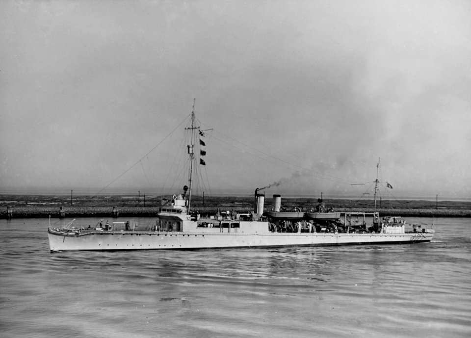 USS Manley (APD-1) underway on 23 September 1940