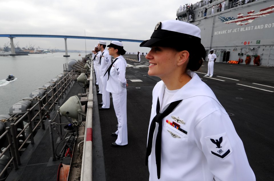 USS Makin Island returns to San Diego 120622-N-KD852-047