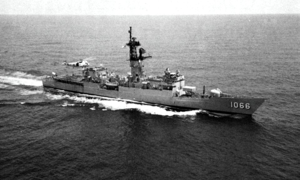 USS Marvin Shields (FF-1066) underway at sea, circa in 1986