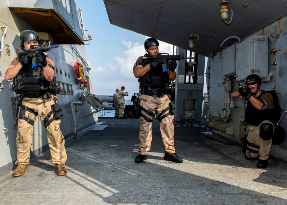 USS MASON (DDG 87) 131113-N-LN619-233 (11044506415)