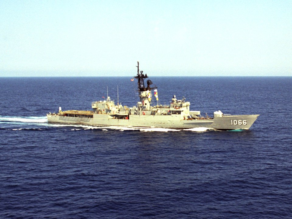 USS Marvin Shields (FF-1066) underway off the coast of southern California (USA), on 28 July 1985 (6405777)