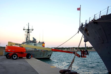 USS Mason (DDG 87) Rota Port Visit 161209-N-CL027-016