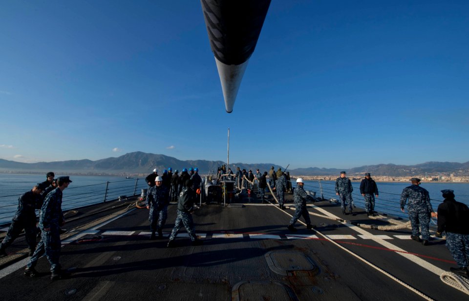 USS Mason sailors prepare to enter port at Palermo, Italy 140401-N-PW661-006